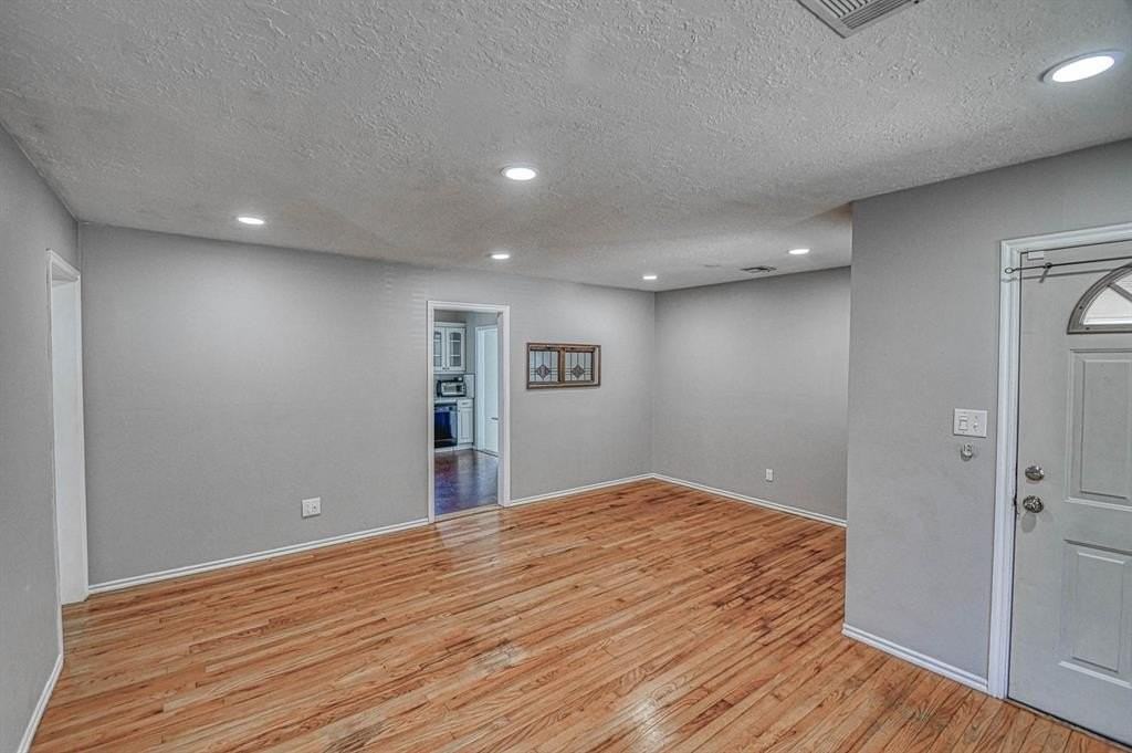 1428 Lindale Ave - Photo 6 of 28