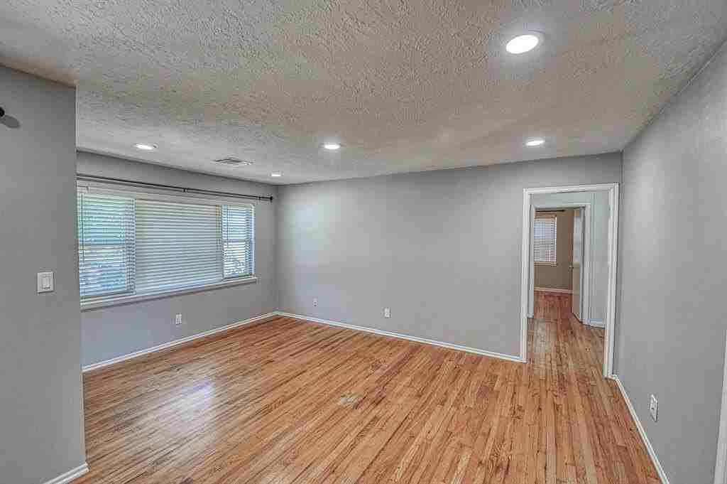 1428 Lindale Ave - Photo 7 of 28