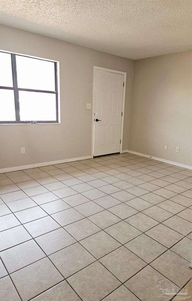 7240 Hilburn Rd Apt D1 - Photo 4 of 8