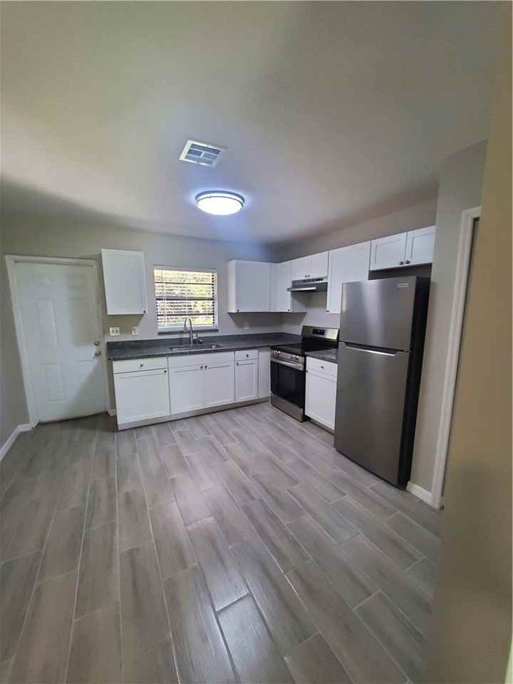 3300 S 7th St Apt B - Photo 3 of 32