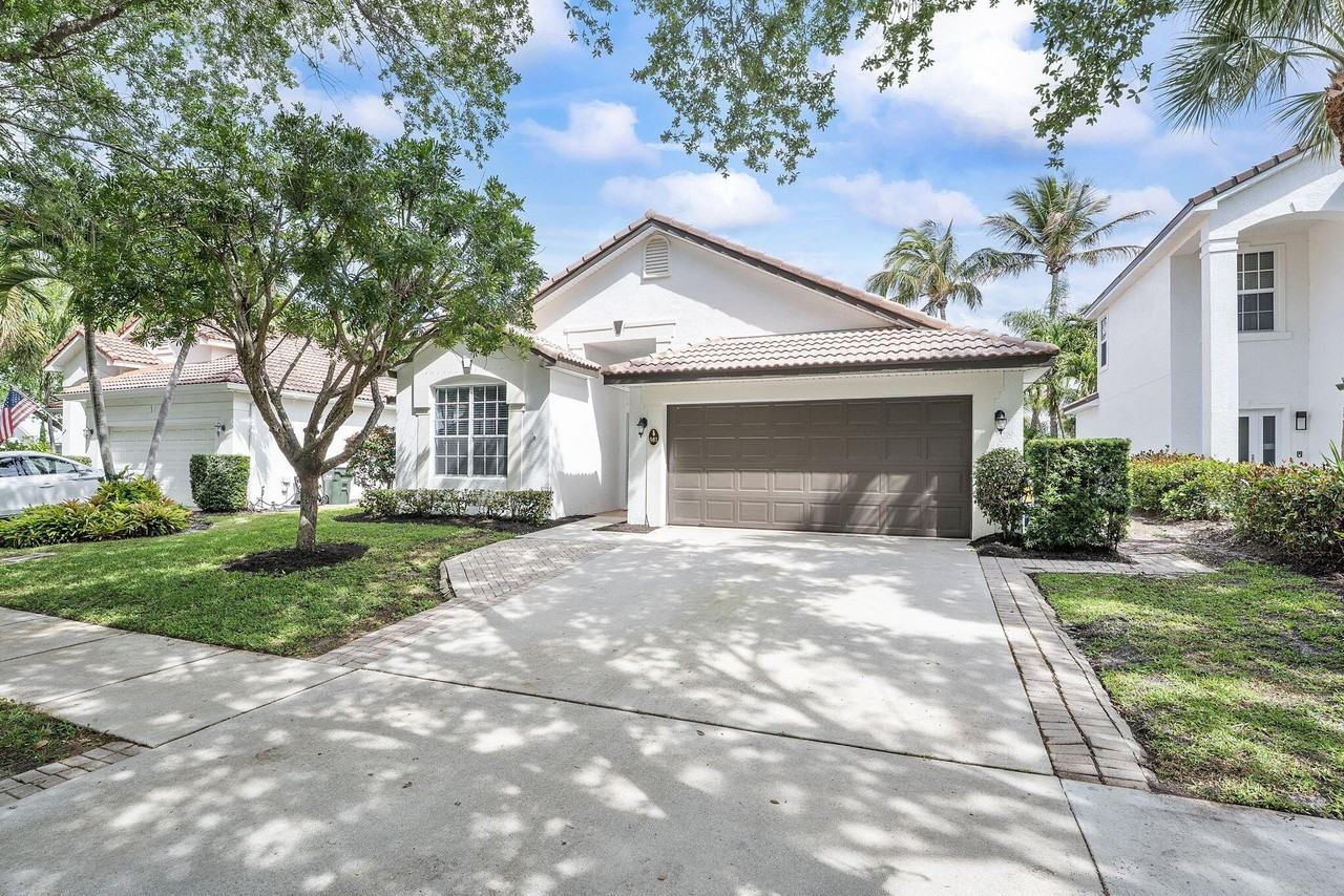 981 Delray Lakes Dr - Photo 2 of 50