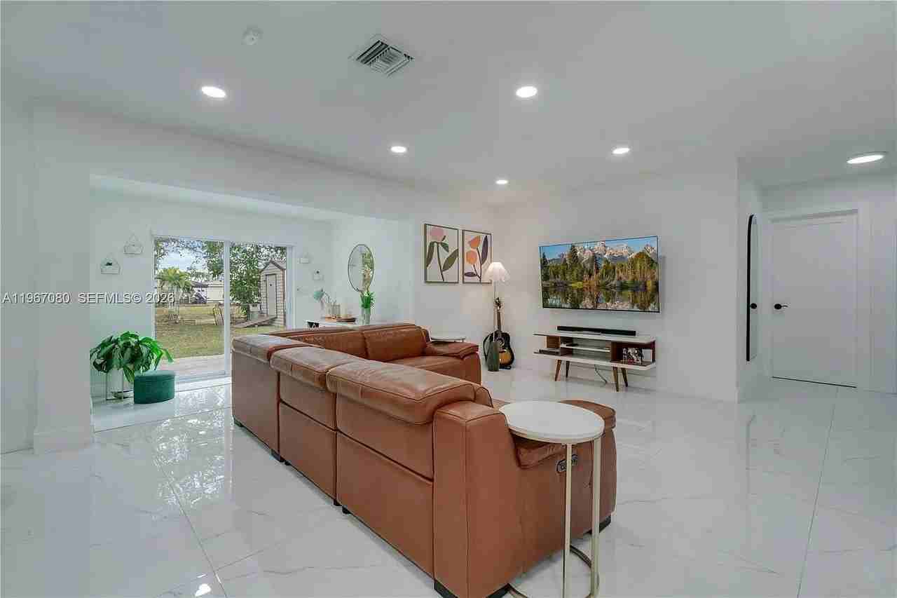 1401 Sw 94th Ave - Photo 5 of 26