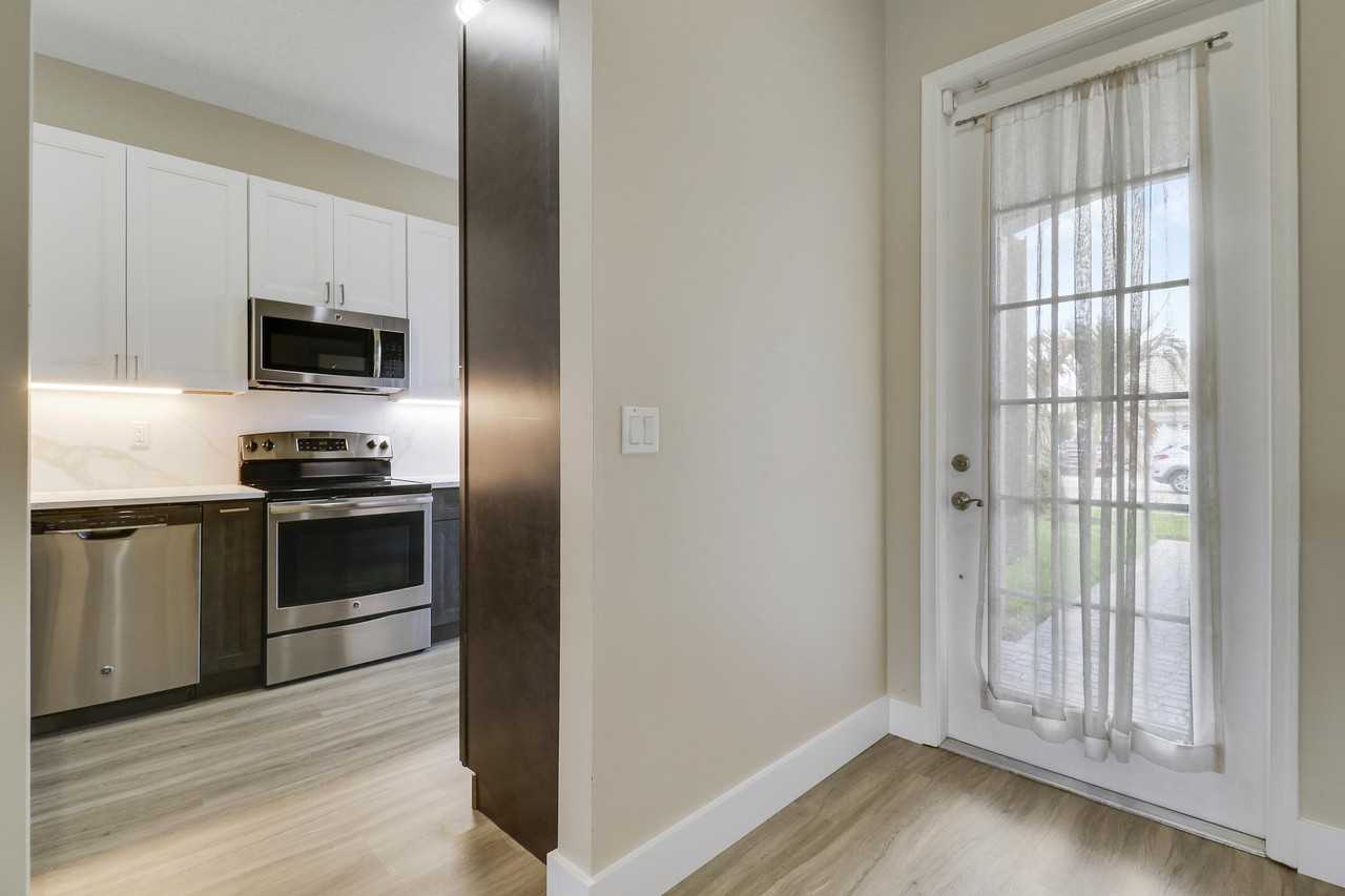 726 Sw Aruba Bay - Photo 6 of 37