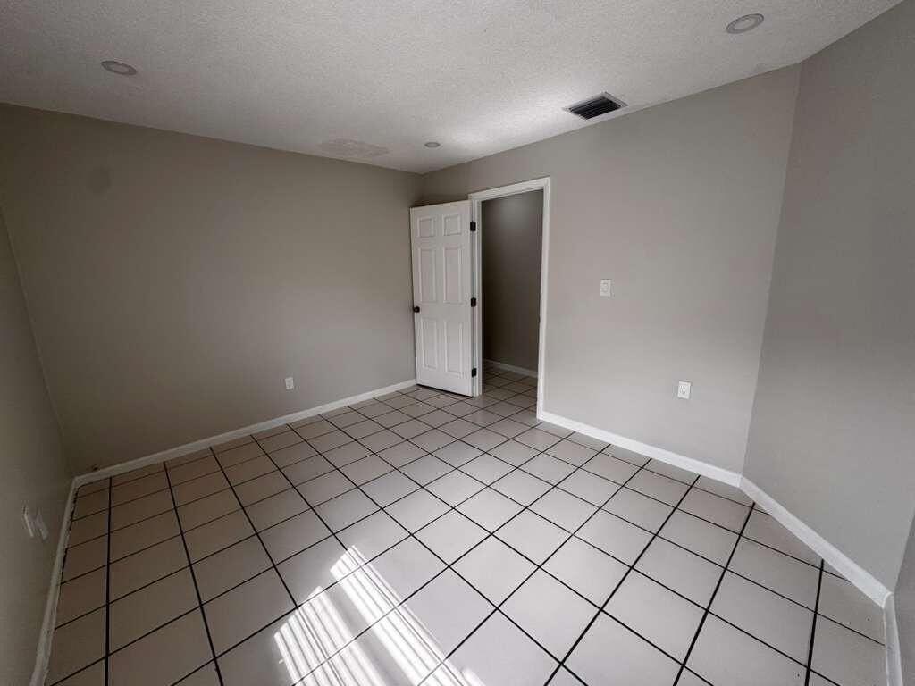 933 Sw 16th Pl Unit 1 - Photo 2 of 9