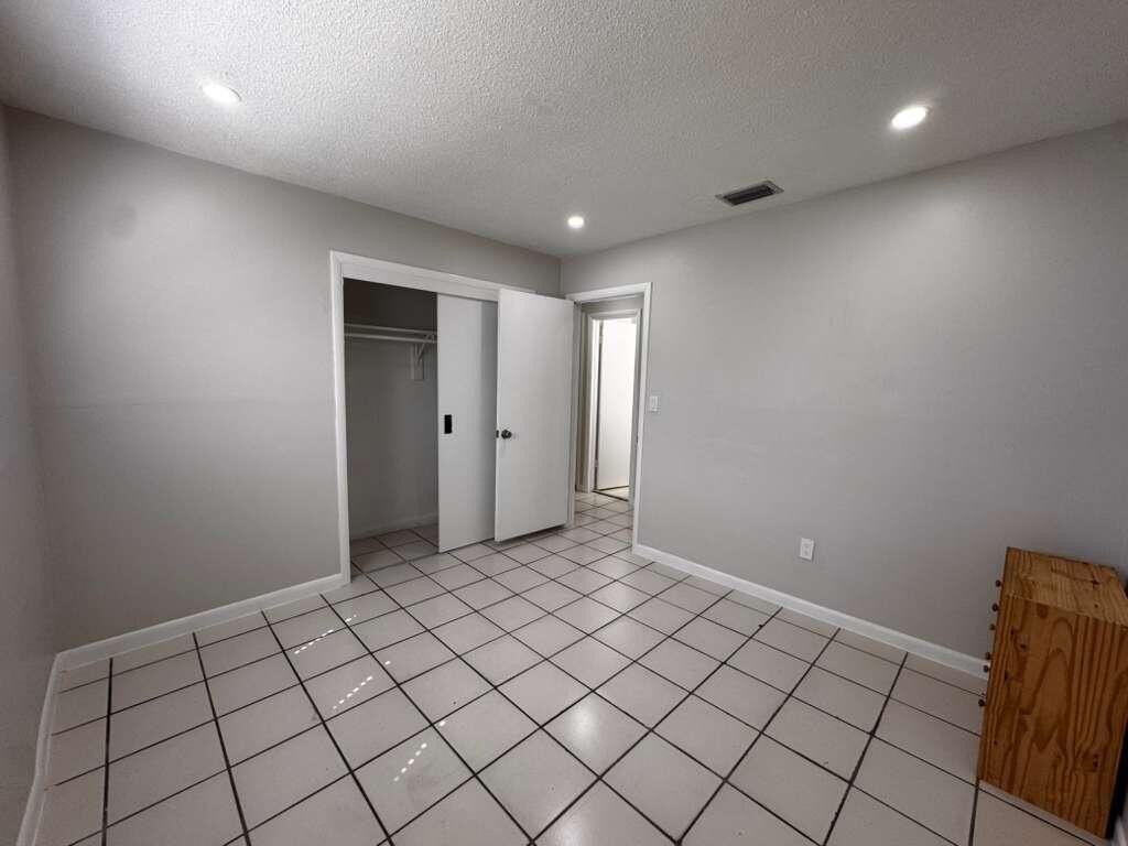 933 Sw 16th Pl Unit 1 - Photo 4 of 9