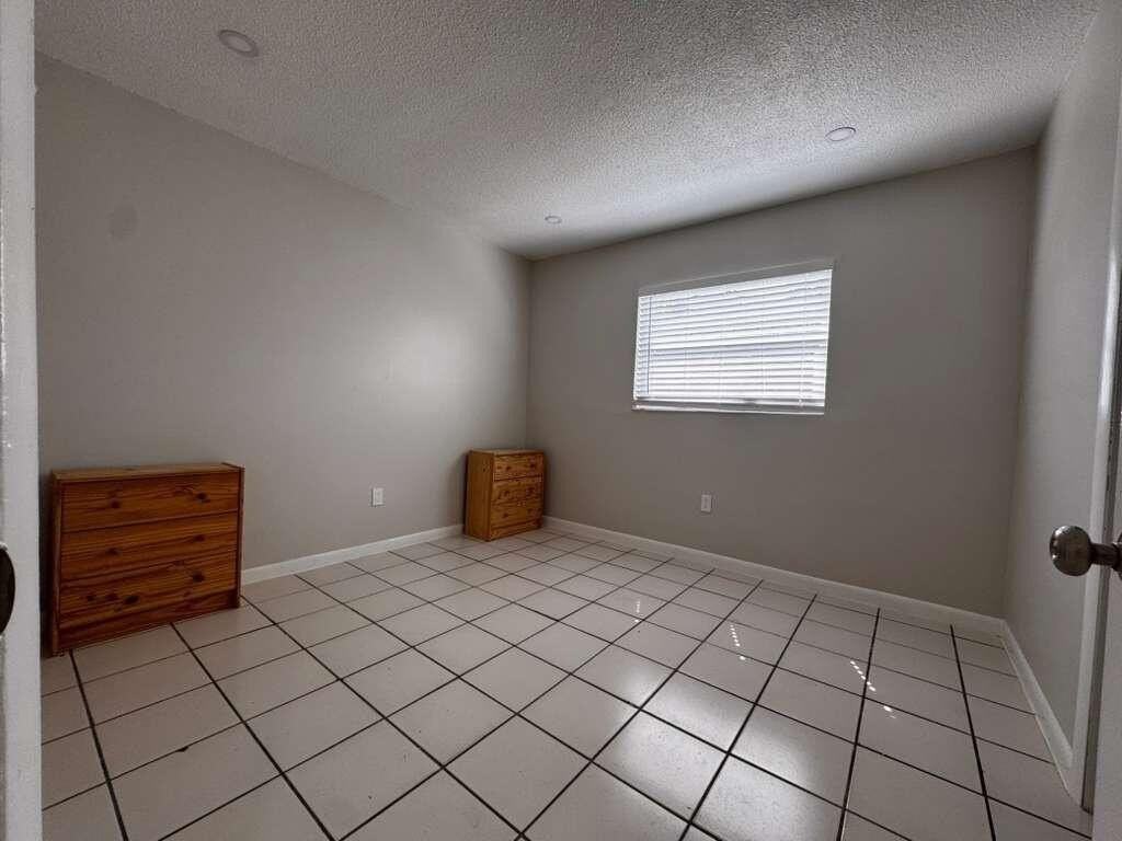 933 Sw 16th Pl Unit 1 - Photo 5 of 9