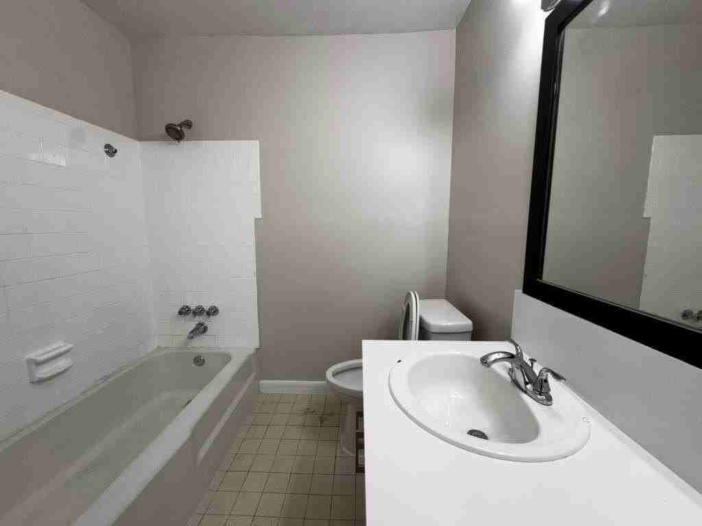 933 Sw 16th Pl Unit 1 - Photo 7 of 9