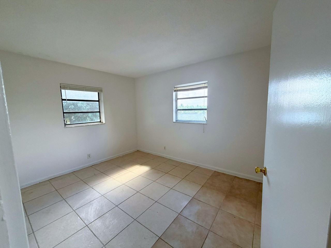 519 W Kalmia Dr Apt 1 - Photo 5 of 17