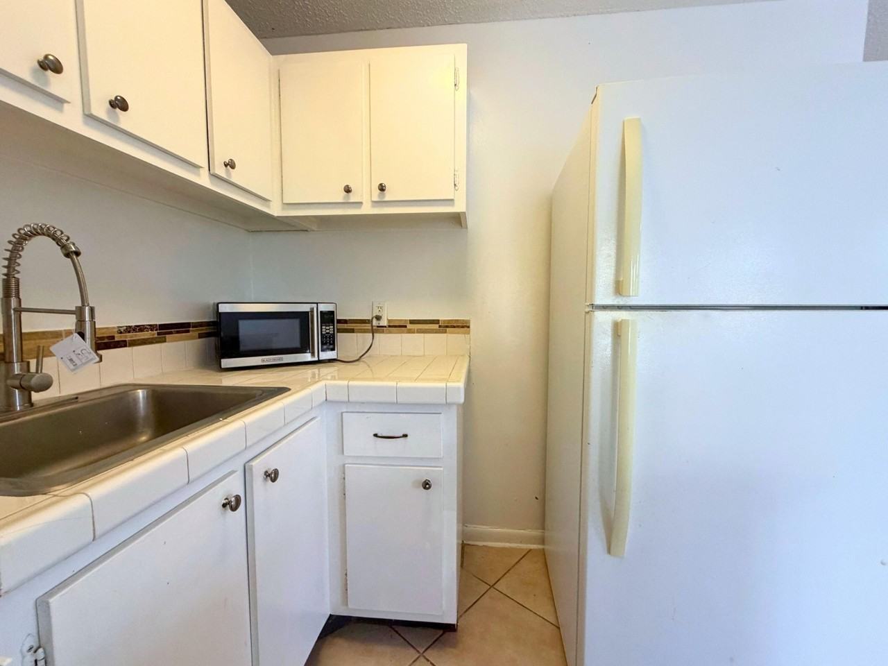 519 W Kalmia Dr Apt 1 - Photo 7 of 17