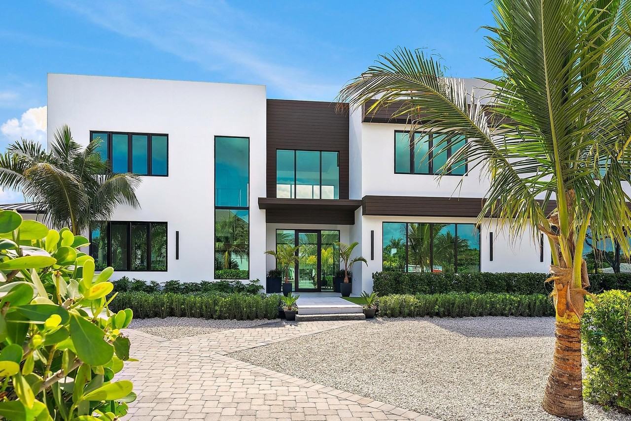 706 Lakeside Cir - Photo 3 of 37