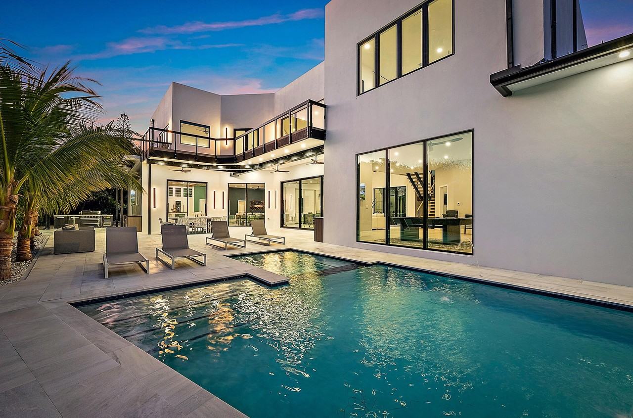 706 Lakeside Cir - Photo 4 of 37