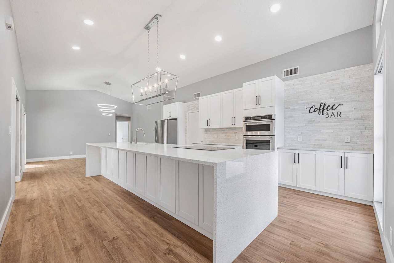 21356 Summertrace Cir - Photo 4 of 34