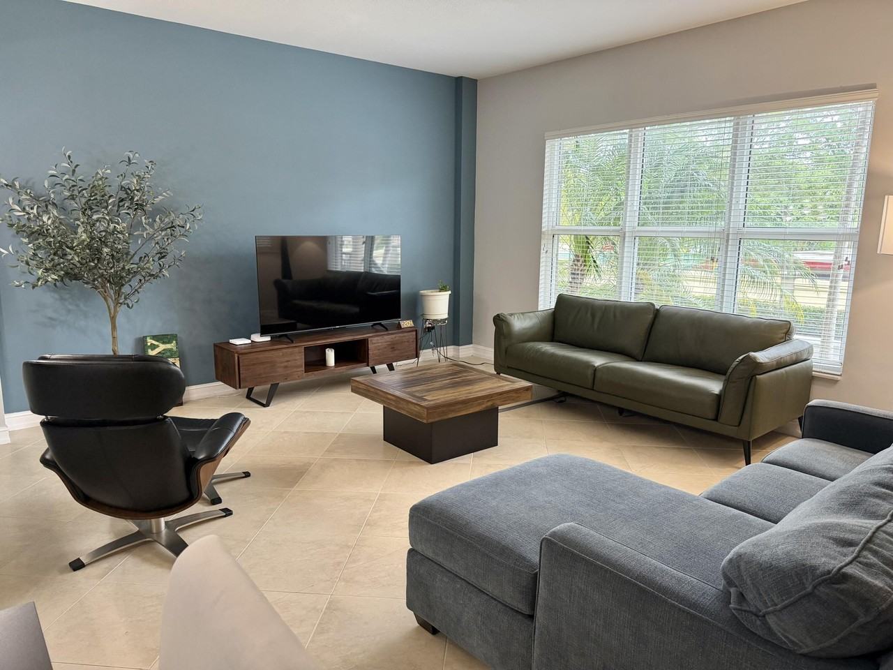 2609 Ne 14th Ave Apt 106 - Photo 2 of 50