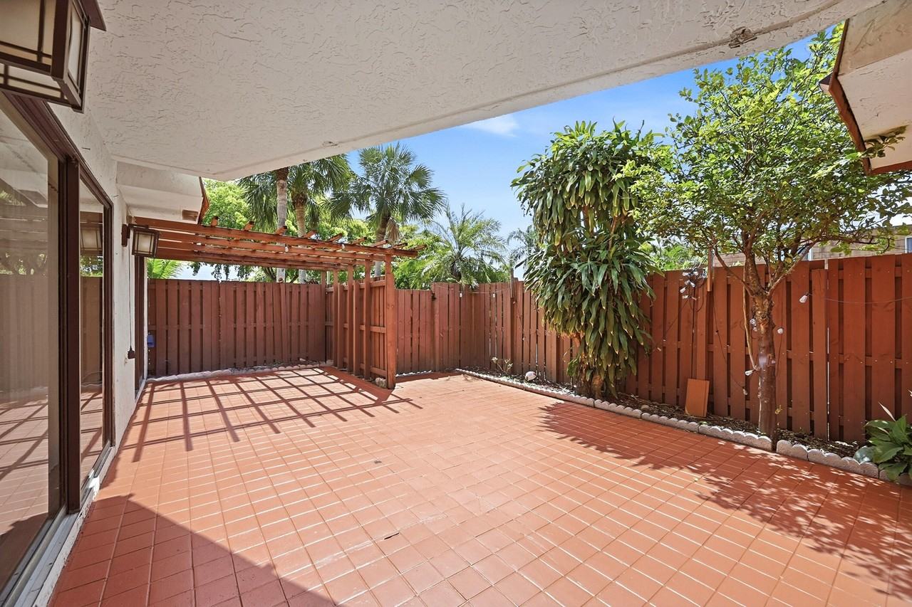 8337 N Coral Cir - Photo 3 of 25