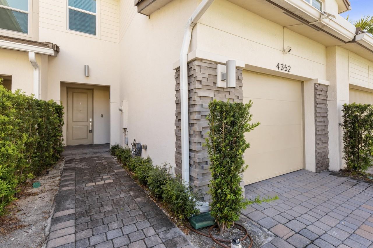 4352 Veleiros Ave - Photo 2 of 35