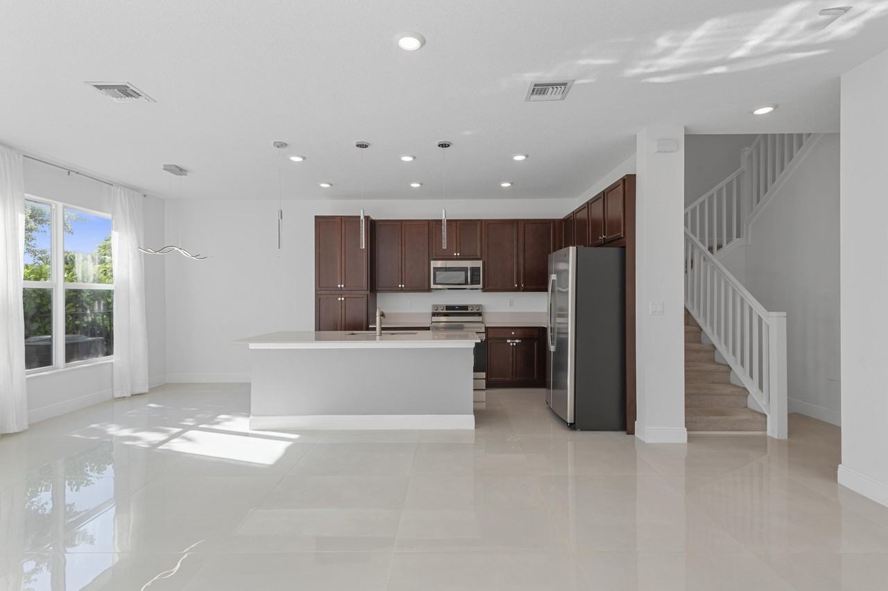 4352 Veleiros Ave - Photo 3 of 35