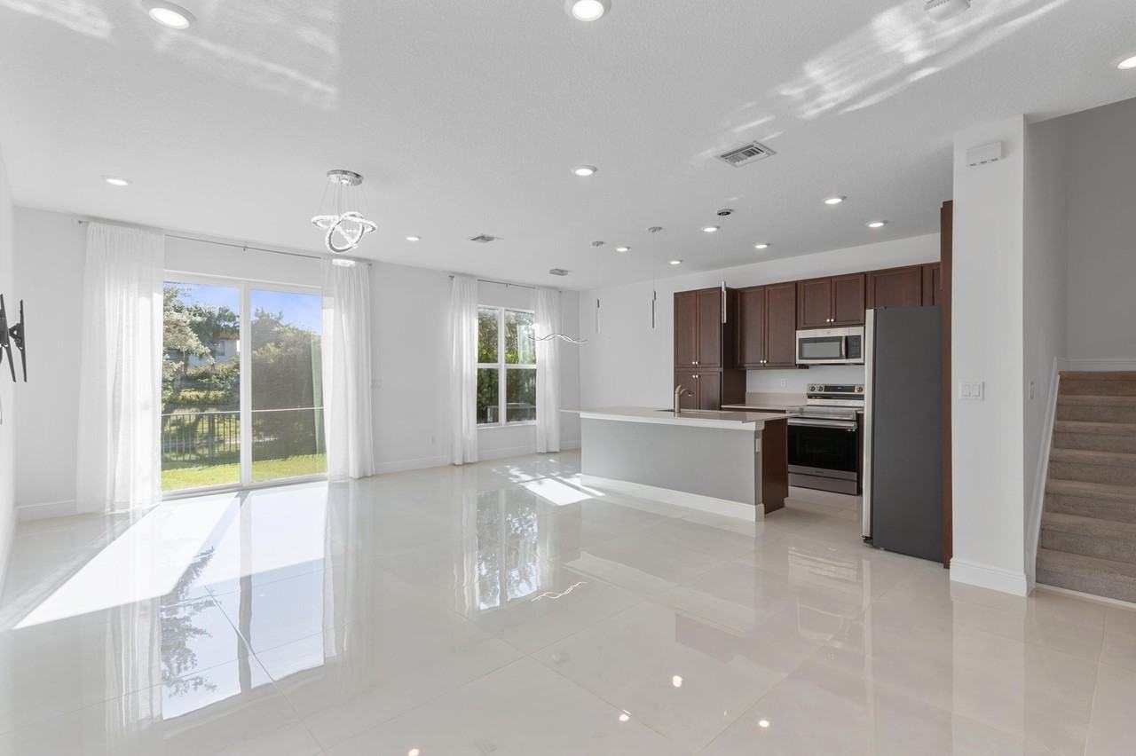 4352 Veleiros Ave - Photo 4 of 35