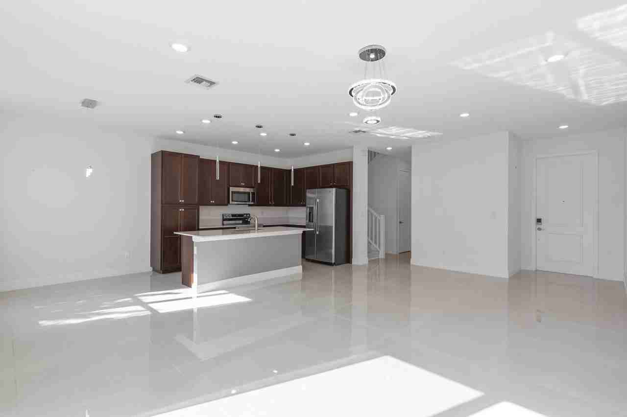 4352 Veleiros Ave - Photo 6 of 35