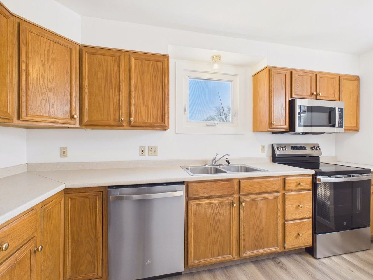 1097 2nd St - Photo 4 of 17