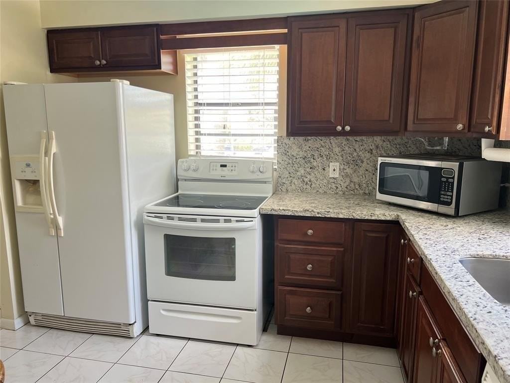 445 Se 21st Ave #201 - Photo 5 of 28