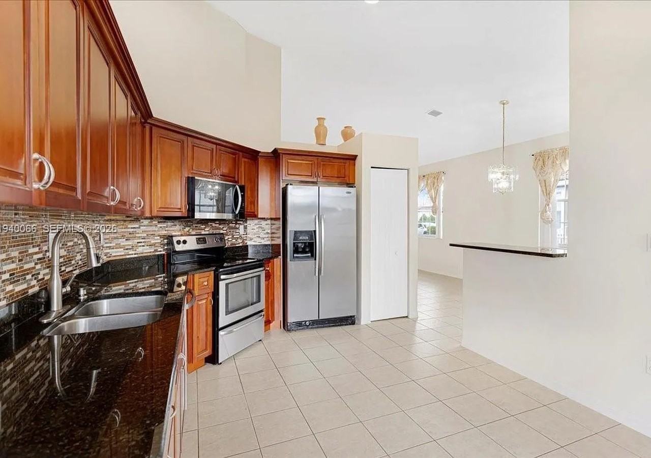 7620 S Aragon Blvd - Photo 4 of 8