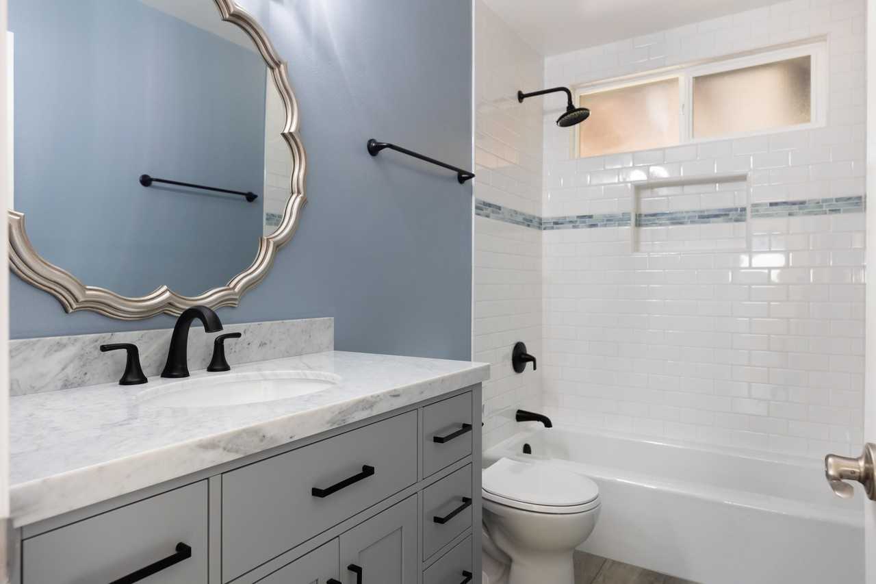 7337 Hillsboro St - Photo 4 of 17