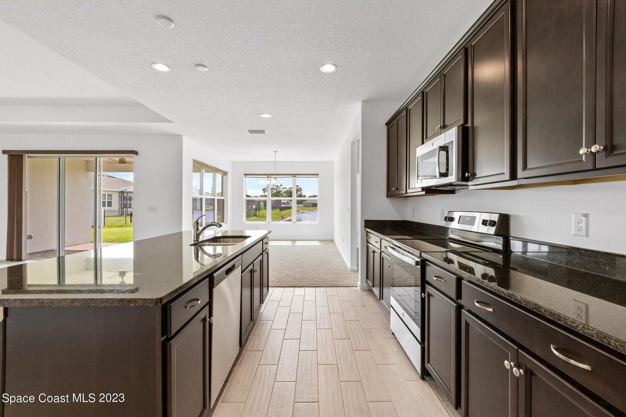 285 Loymer Cir - Photo 3 of 36