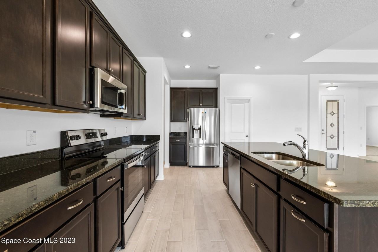 285 Loymer Cir - Photo 5 of 36