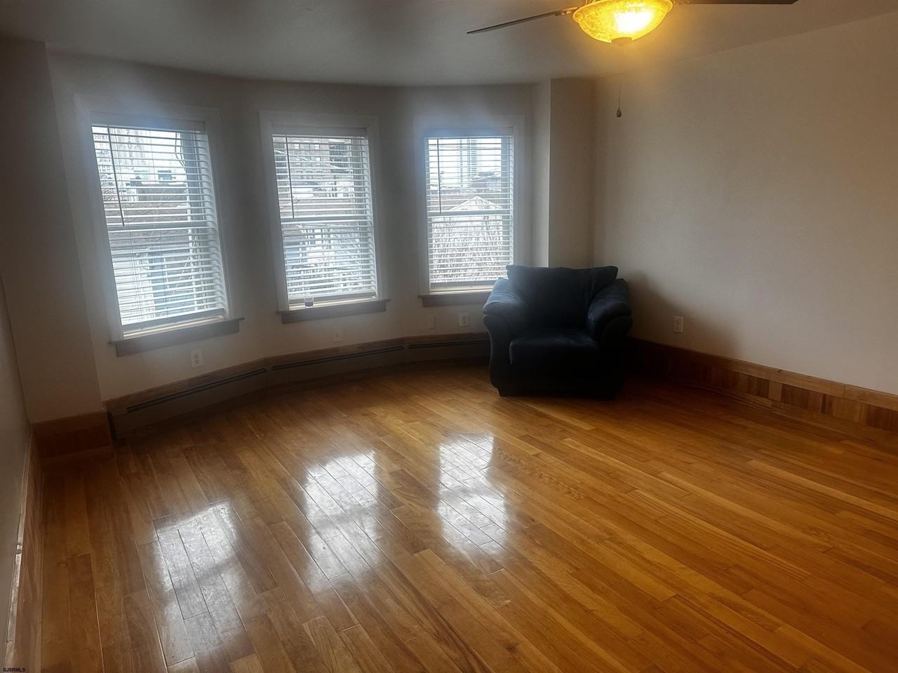 1109 Arctic Ave - Photo 3 of 13