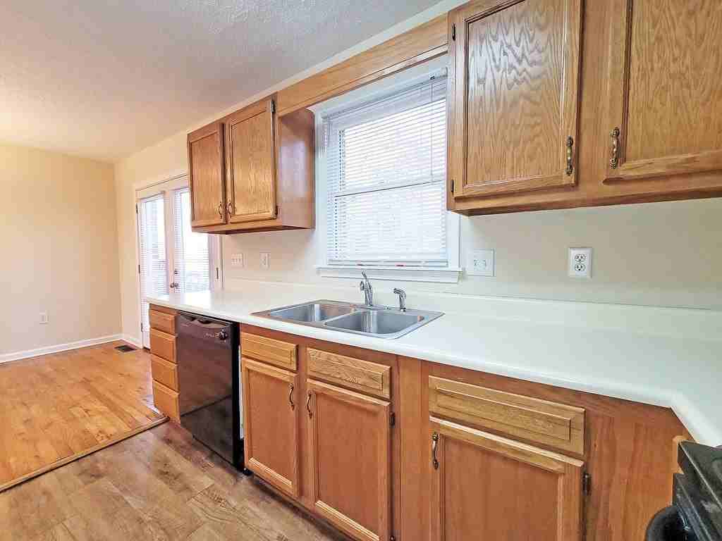 807 Edgemont North St Ne Apt B - Photo 5 of 16