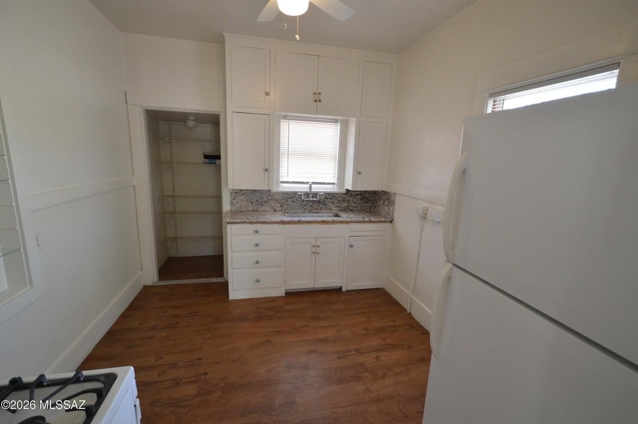 1524 E 8th St - Photo 3 of 10