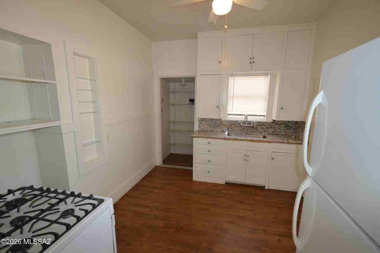 1524 E 8th St - Photo 4 of 10