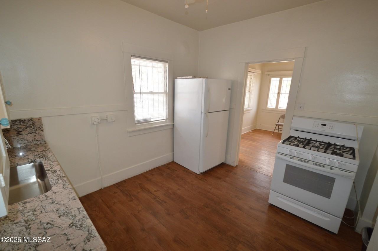 1524 E 8th St - Photo 5 of 10