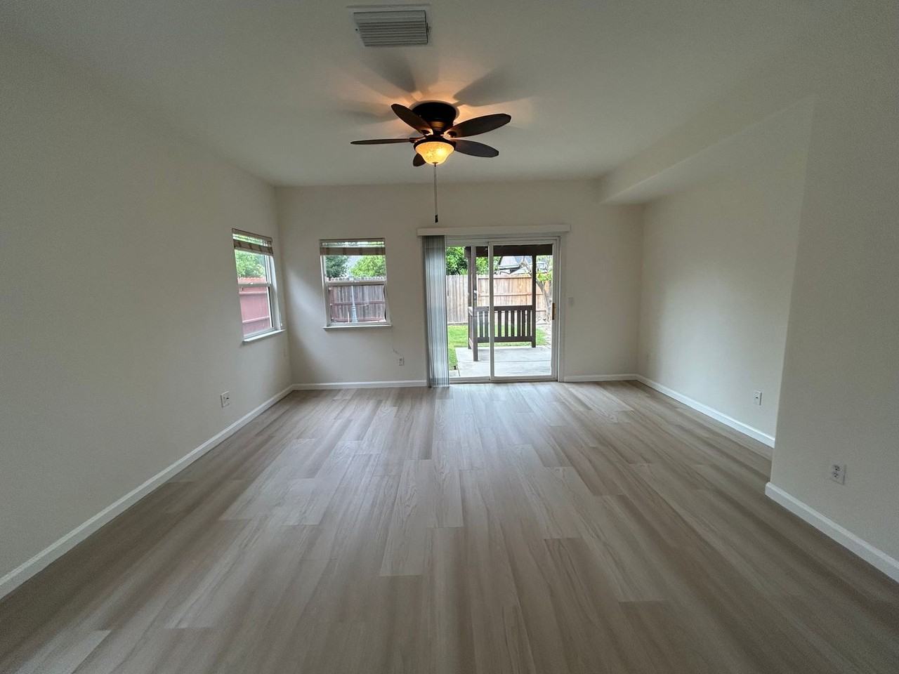 2541 Carnival Dr - Photo 2 of 28