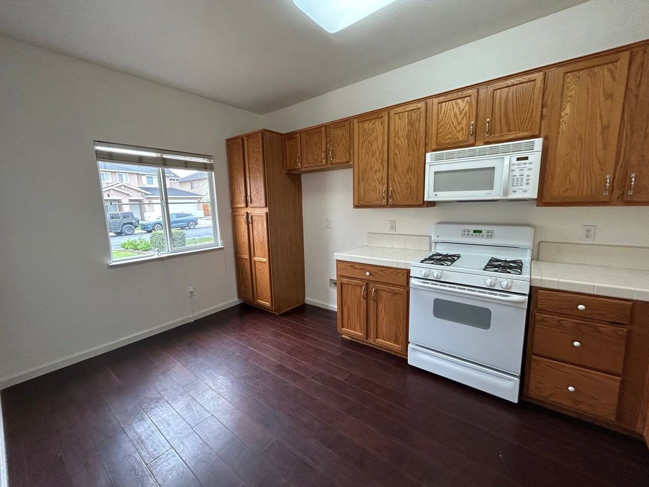 2541 Carnival Dr - Photo 6 of 28