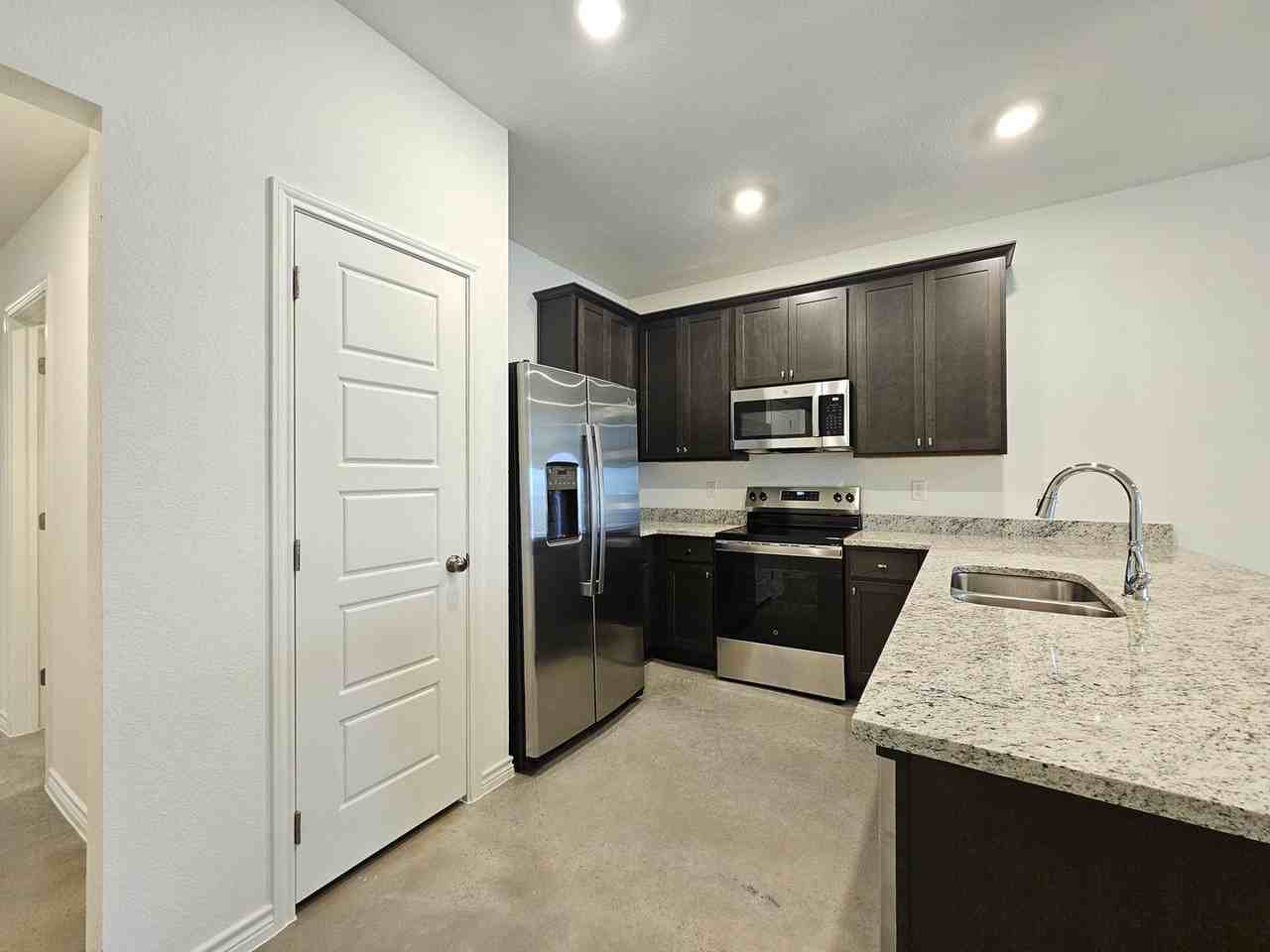 1227 Concord Dr - Photo 3 of 22