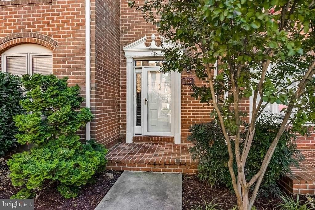 1809 N Uhle St Unit 1 - Photo 4 of 35