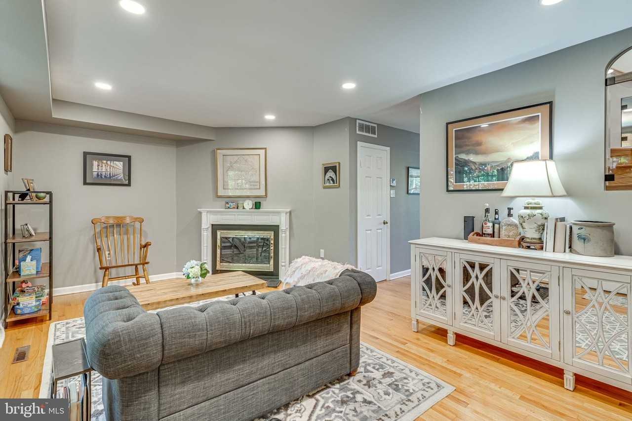 912 Green St - Photo 3 of 39