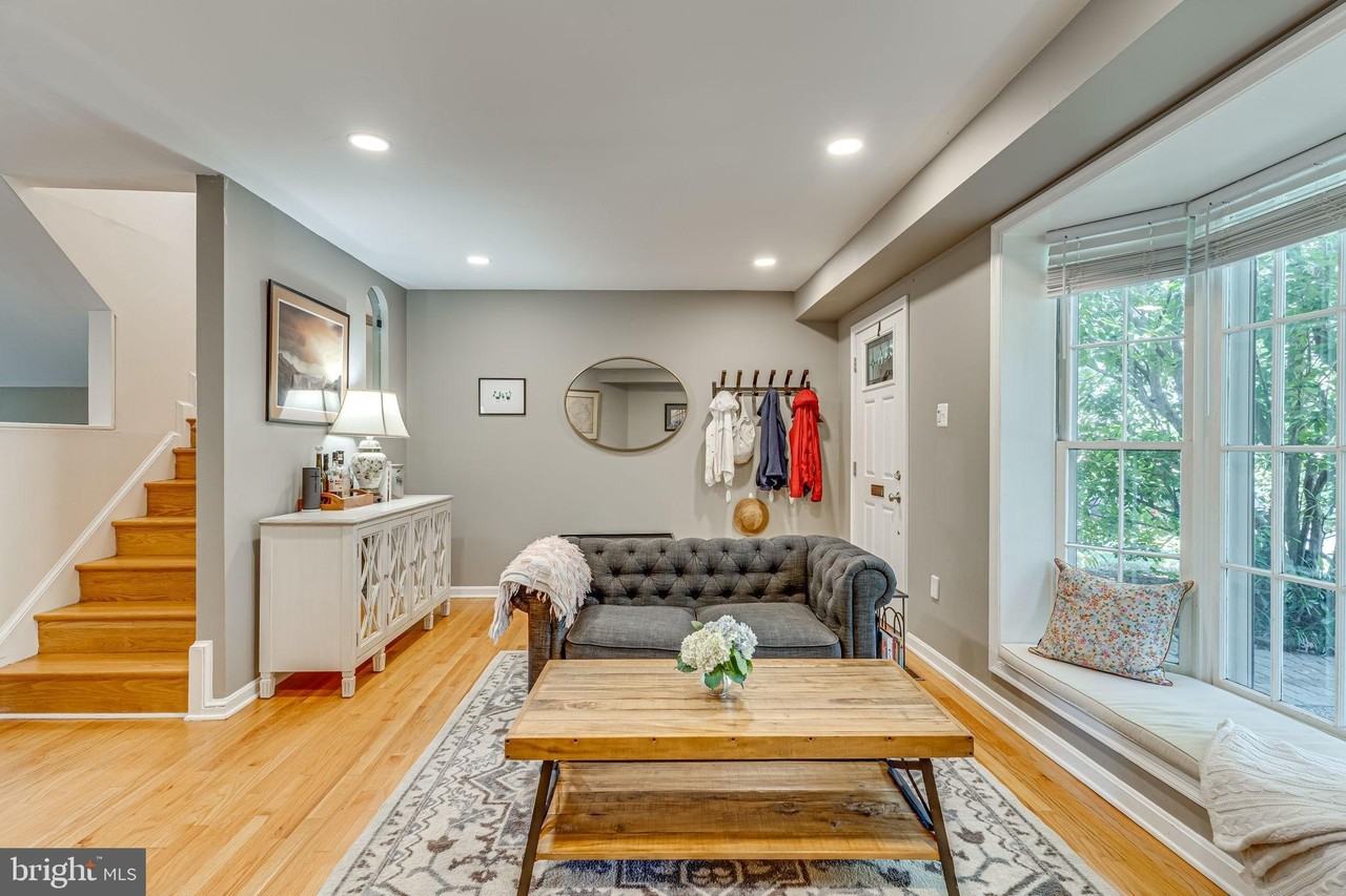 912 Green St - Photo 5 of 39