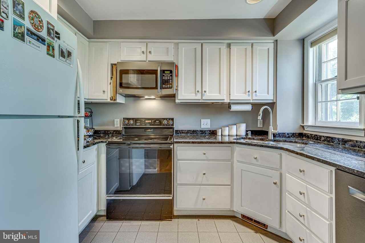 912 Green St - Photo 7 of 39