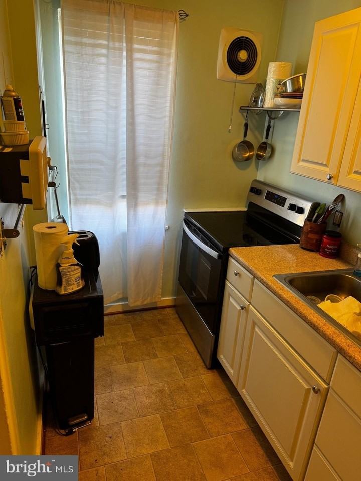 19 Auburn Ct Apt B - Photo 4 of 8