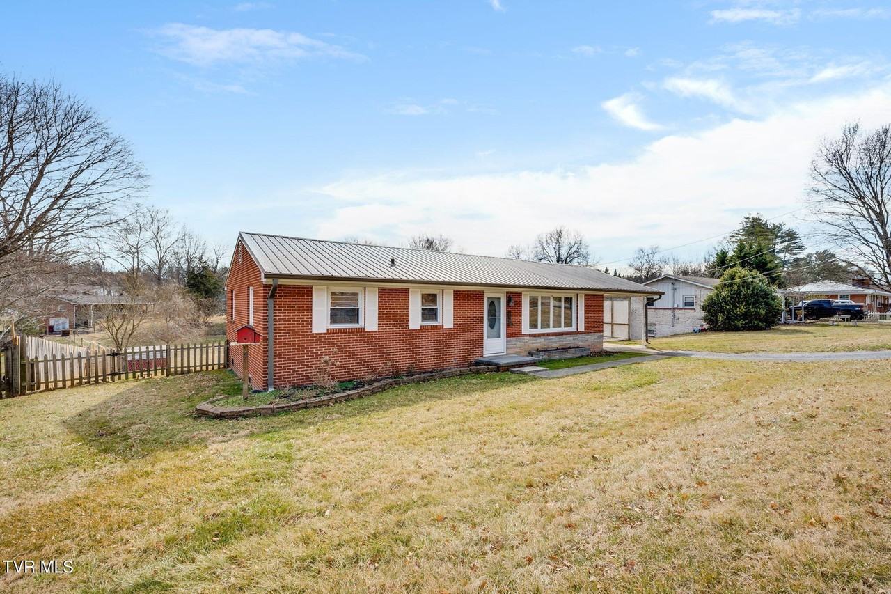 606 Pine Ridge Rd - Photo 3 of 25