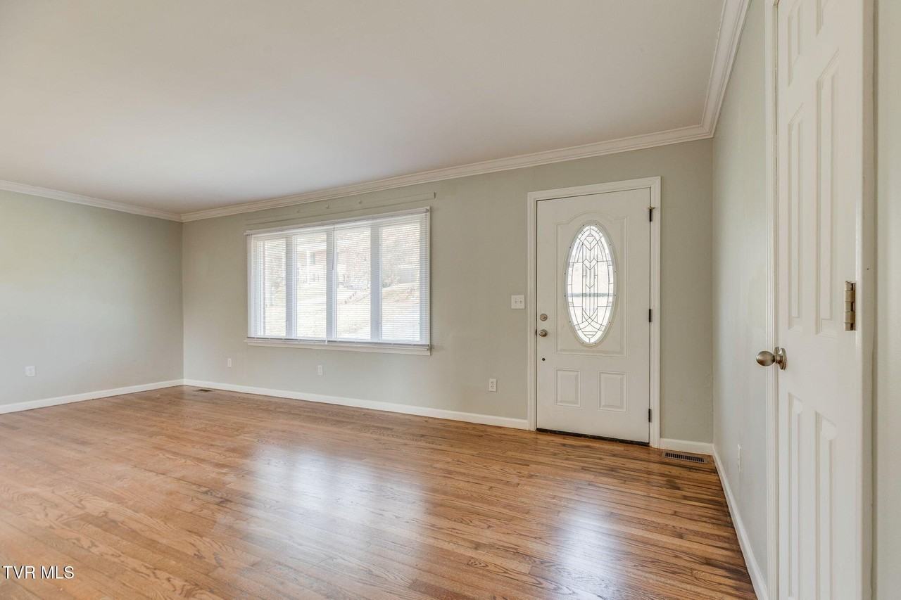 606 Pine Ridge Rd - Photo 5 of 25