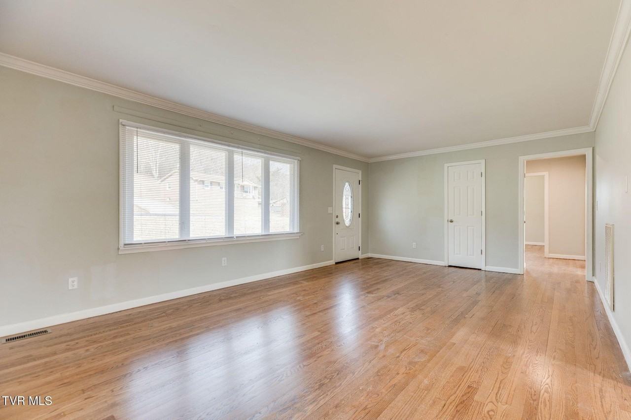606 Pine Ridge Rd - Photo 6 of 25