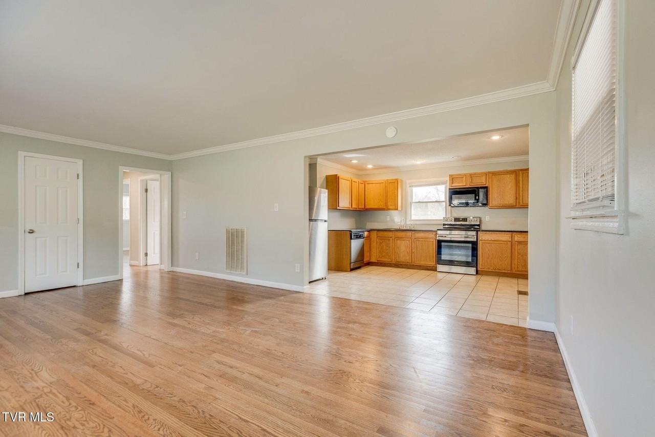 606 Pine Ridge Rd - Photo 7 of 25