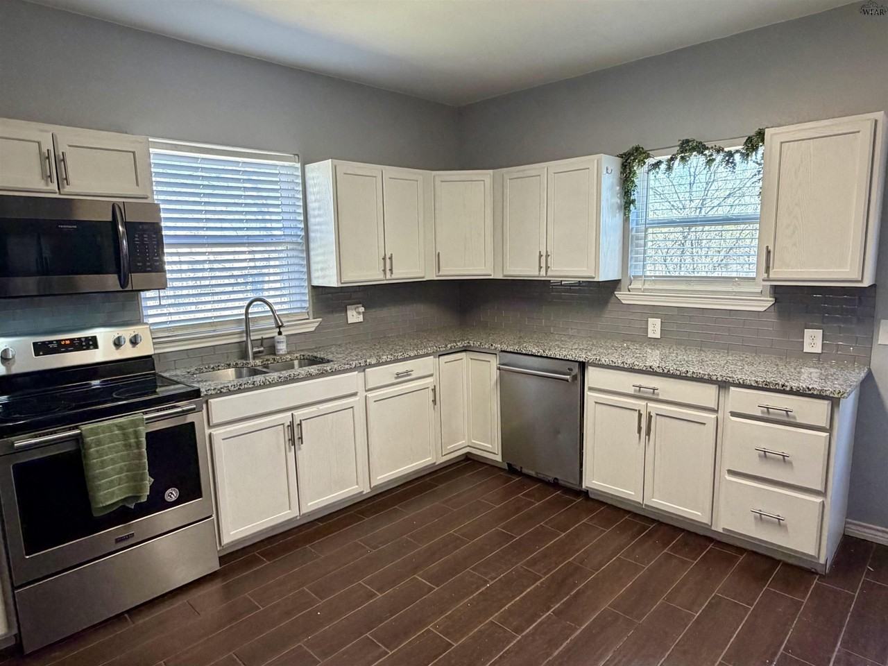 2309 Grant St - Photo 4 of 11