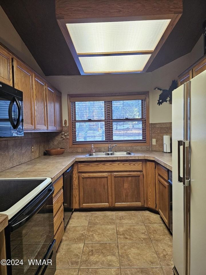 2327 E Rainbow Ln - Photo 4 of 44