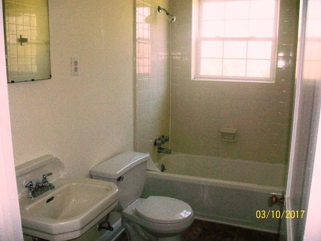 2040 Corinth Dr - Photo 2 of 10