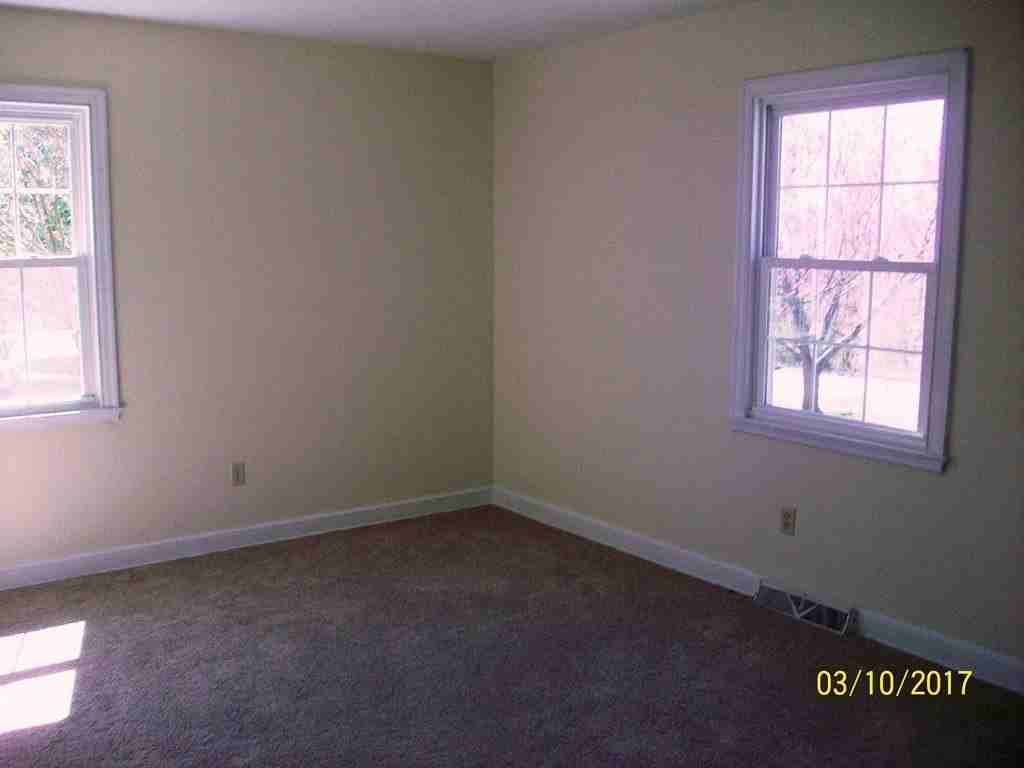 2040 Corinth Dr - Photo 4 of 10