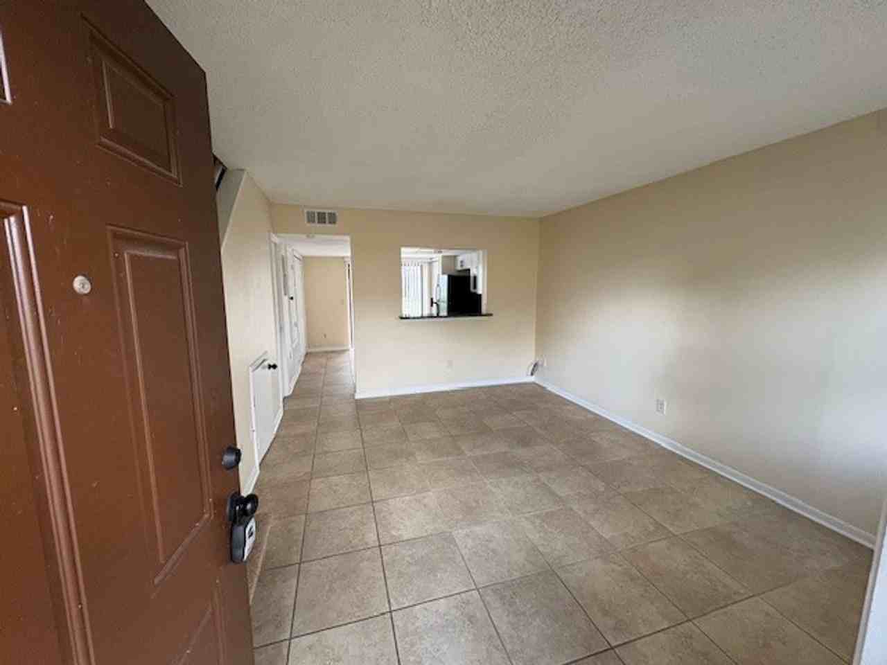 12058 Tift Cir - Photo 4 of 15